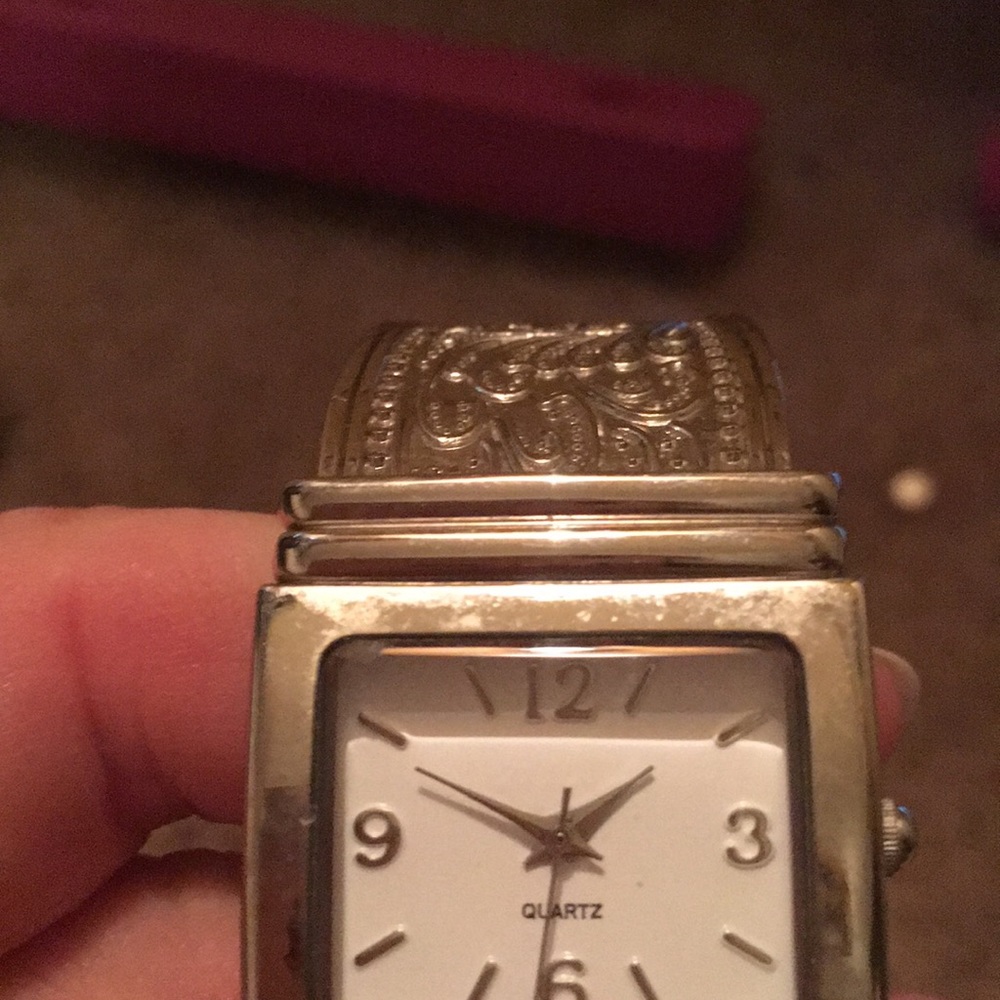 Cuff bracelet quartz watch